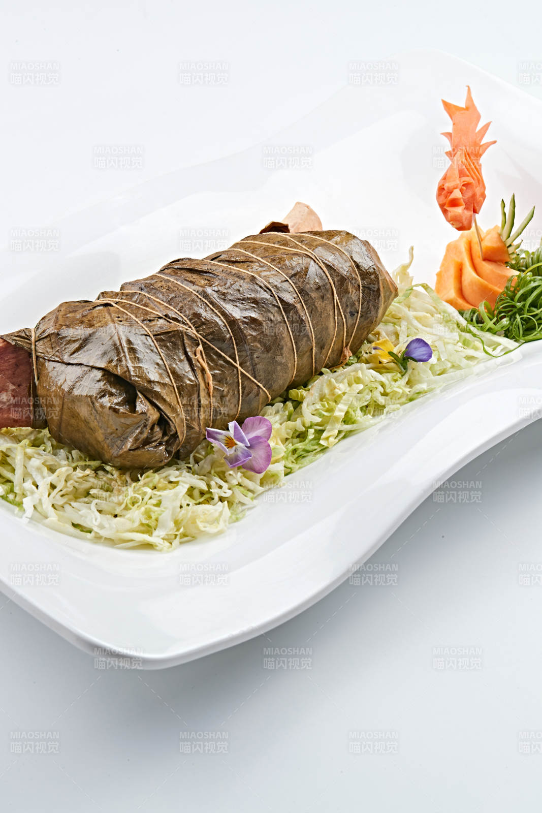 白色瓷盘装的飘香荷叶牛肋排图片