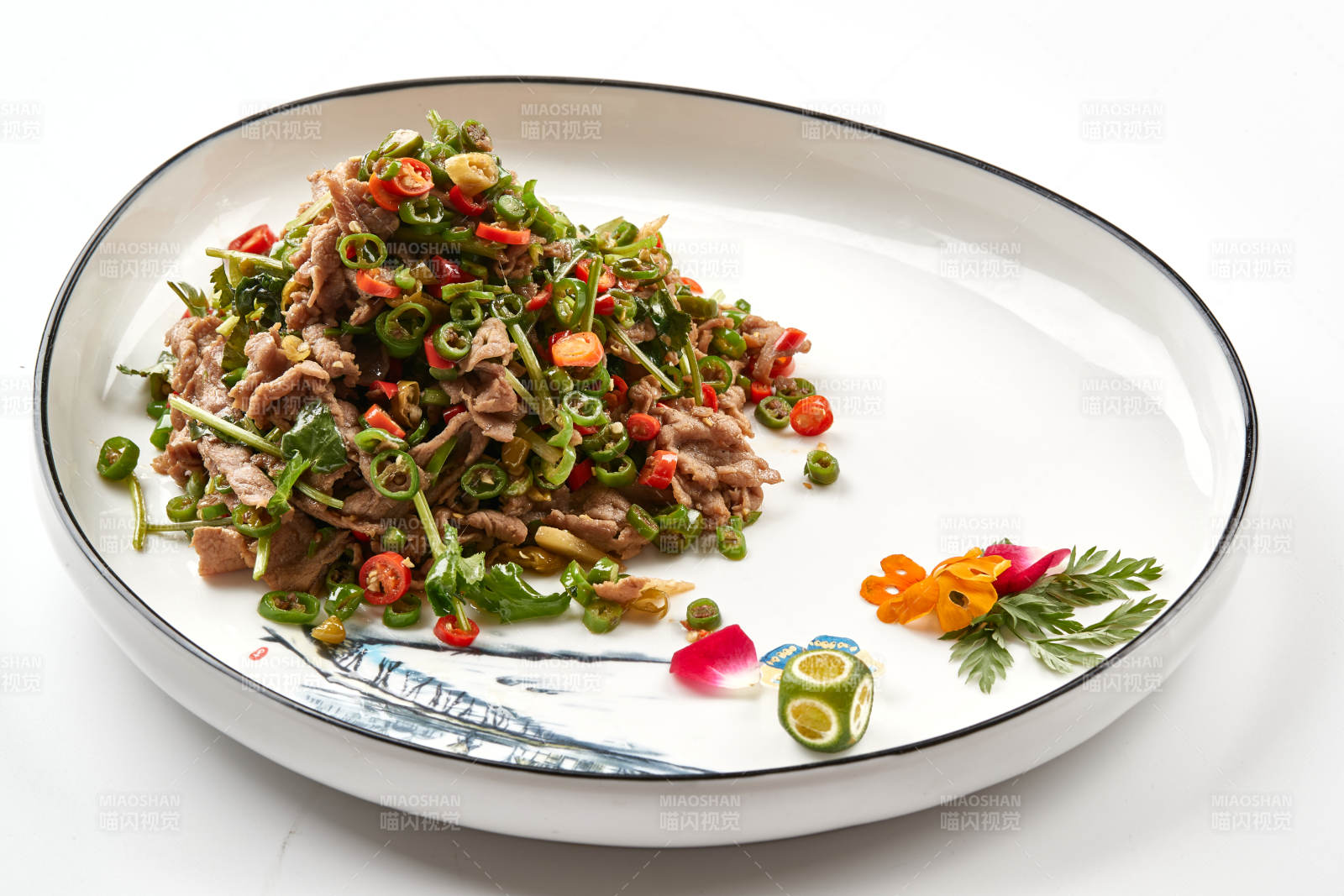 白色瓷盘装的湘味小炒肉图片