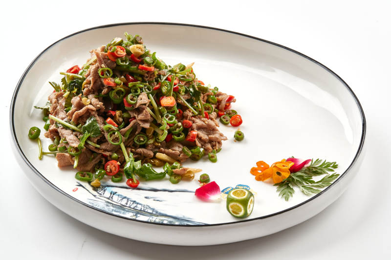 白色瓷盘装的湘味小炒肉图片