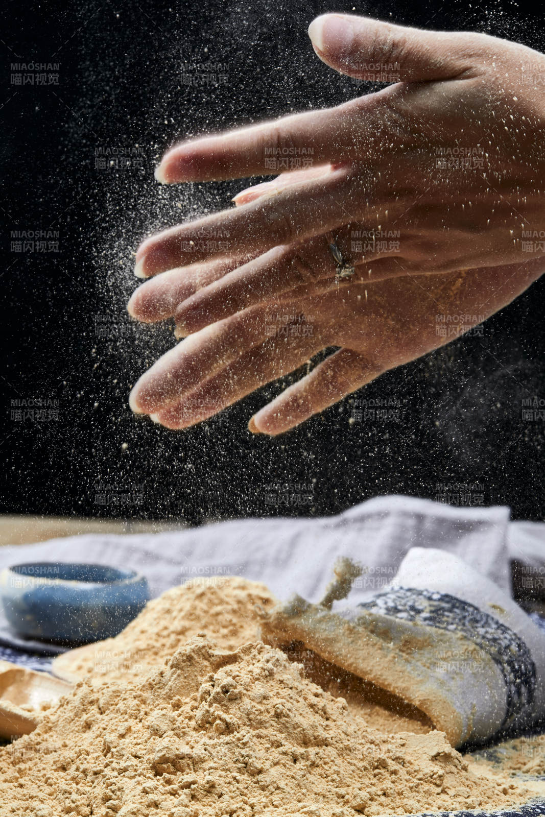 双手揉搓捧起的糊糊面豆糊面图片