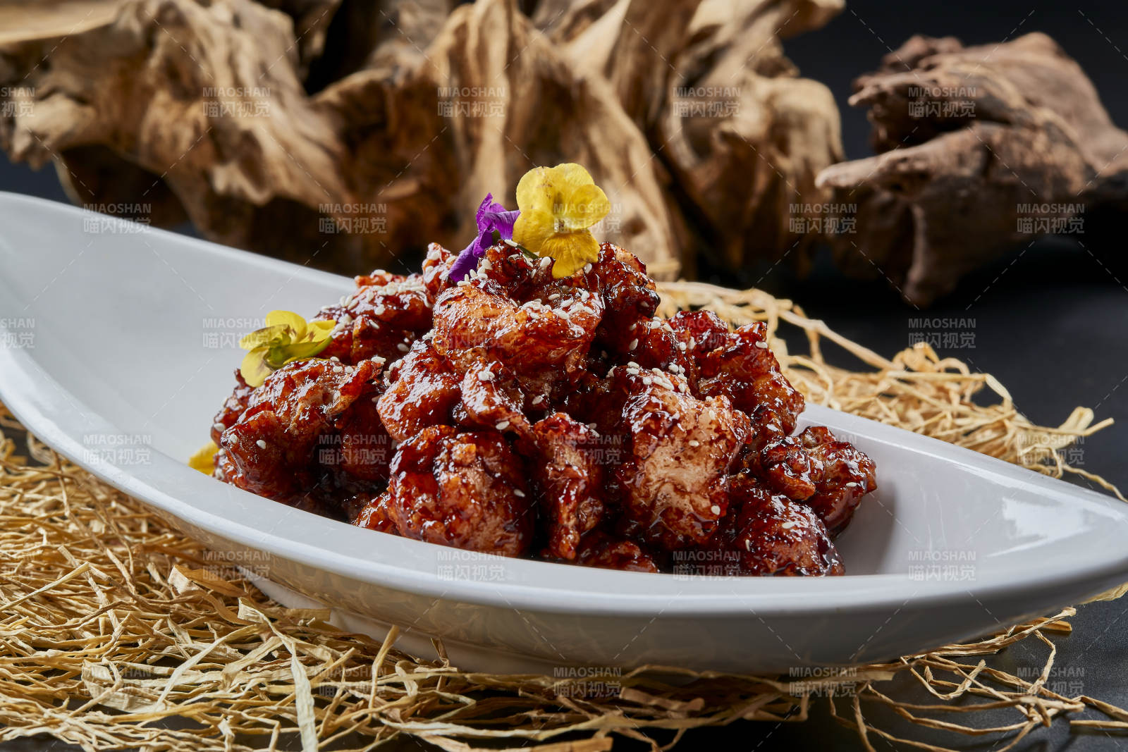 黑色背景上的酱爆鸡里蹦图片