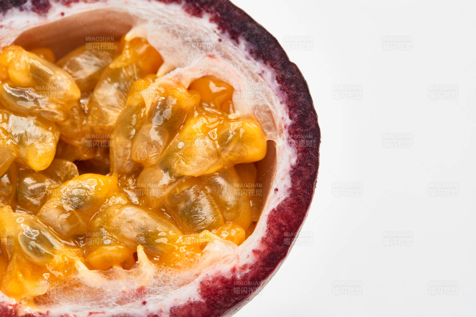 白色背景上摆放的新鲜百香果图片