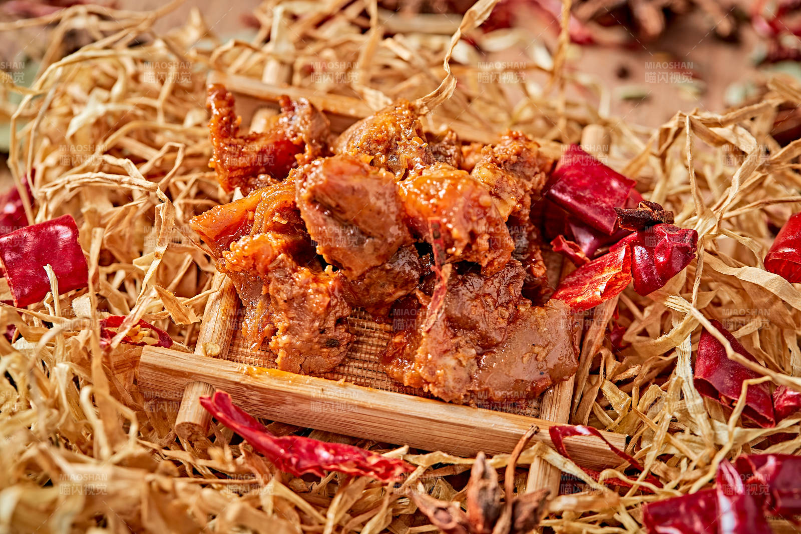 木质背景上摆放的自然香辣牛筋肉图片