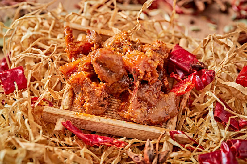 木质背景上摆放的自然香辣牛筋肉图片