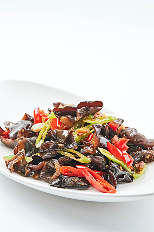 白色瓷盘装的肉沫鲜椒蒜香黑木耳图片