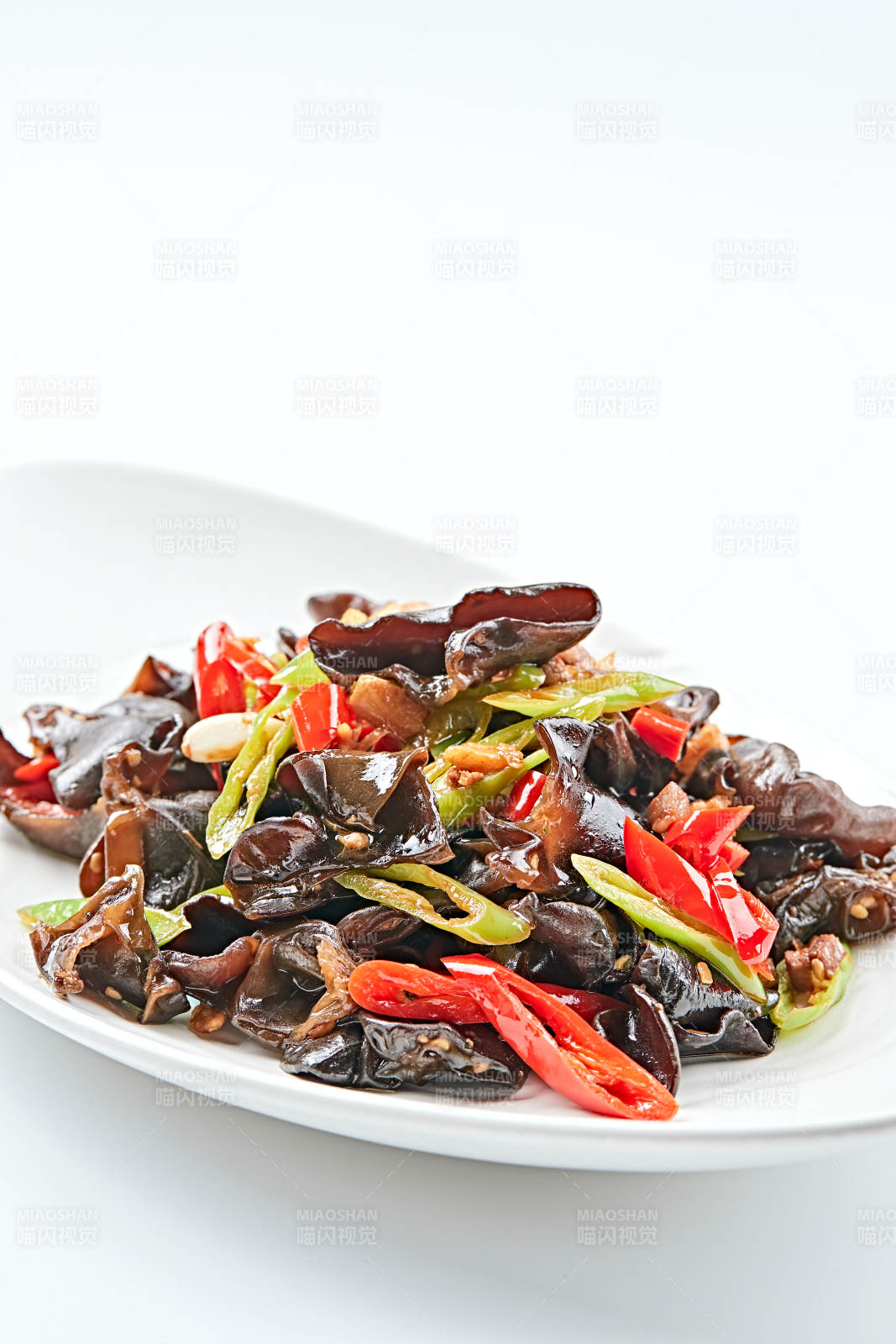 白色瓷盘装的肉沫鲜椒蒜香黑木耳图片