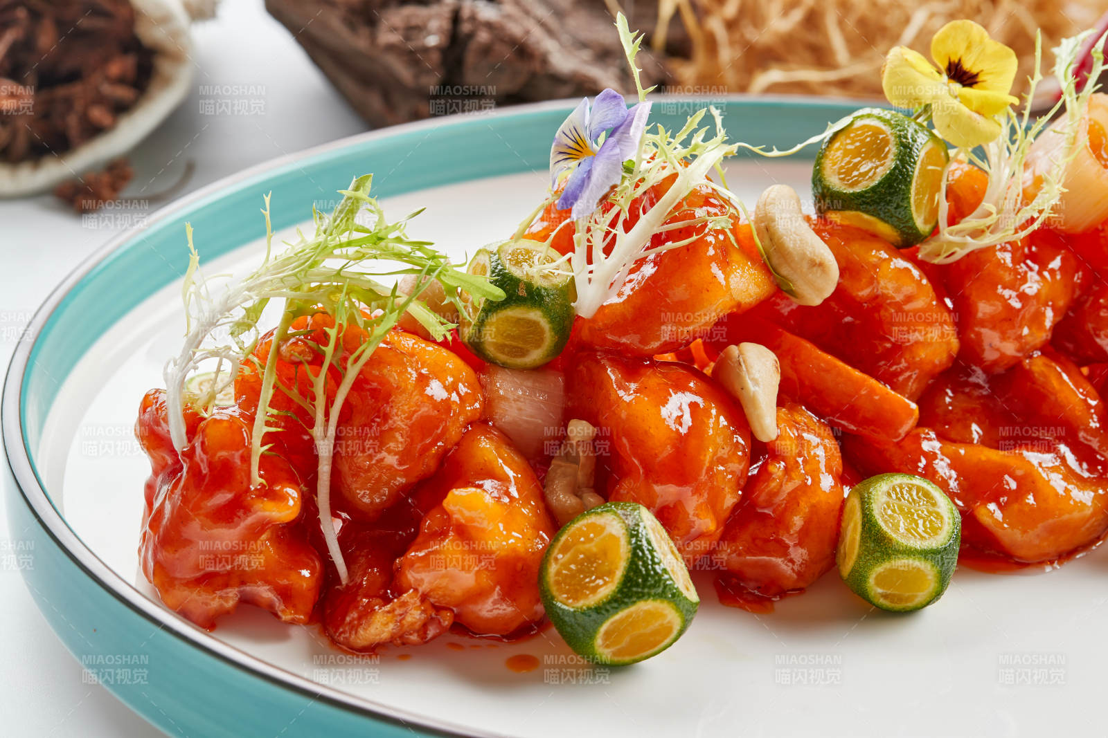 精美瓷餐具装的宫保大虾球图片