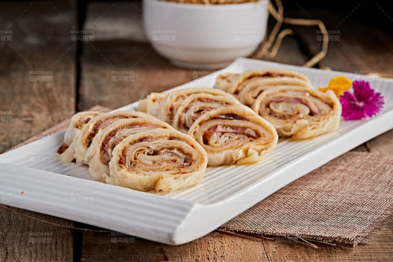 白色瓷盘装的大饼卷熏肉图片