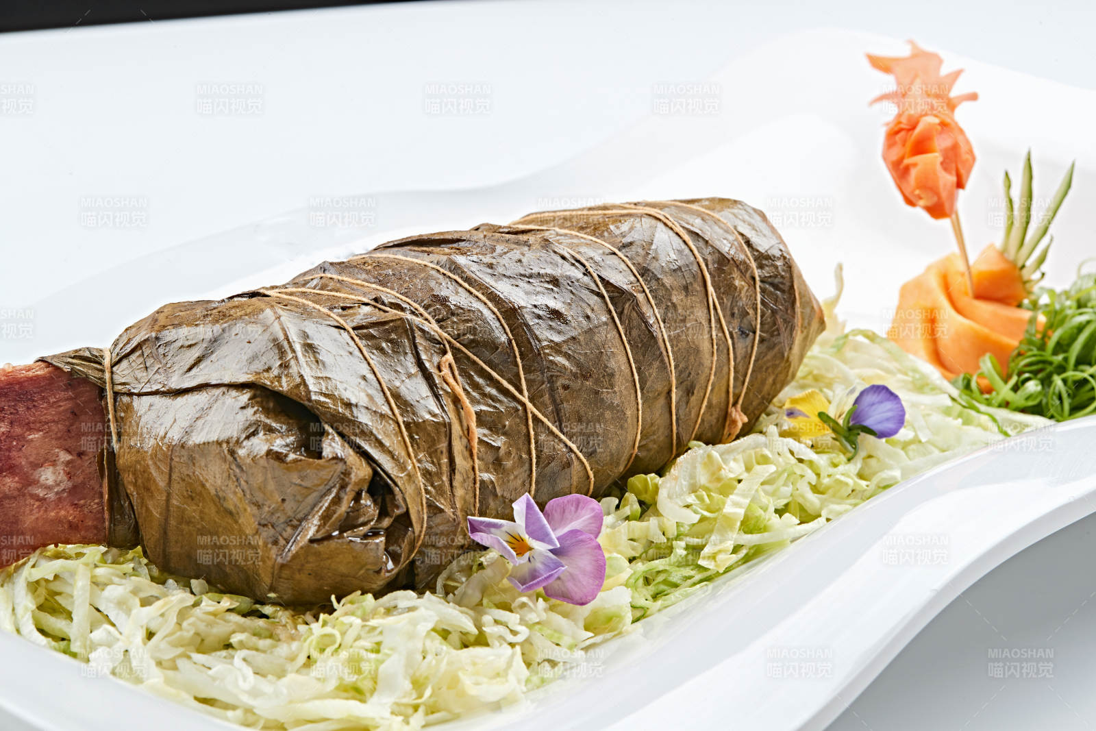 白色瓷盘装的飘香荷叶牛肋排图片