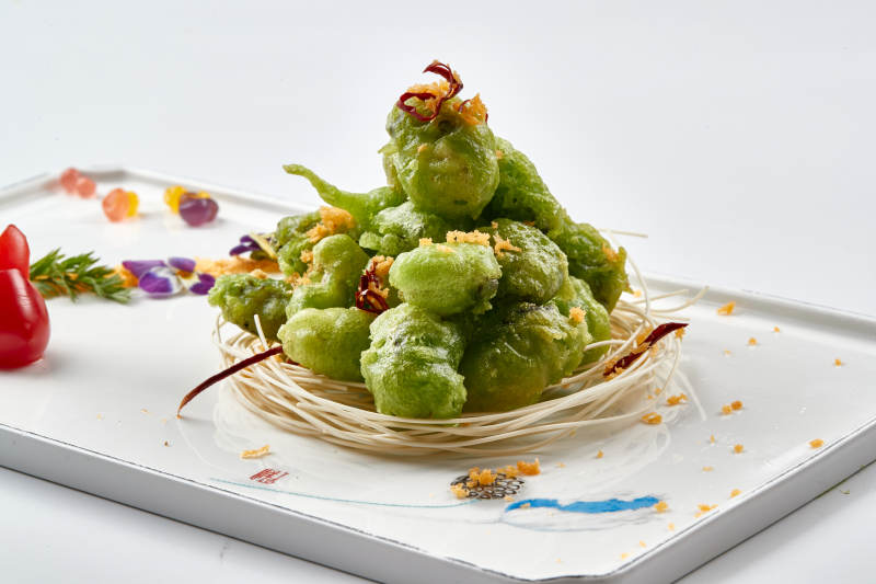 白色瓷盘装的菠菜汁耗肉天妇罗图片