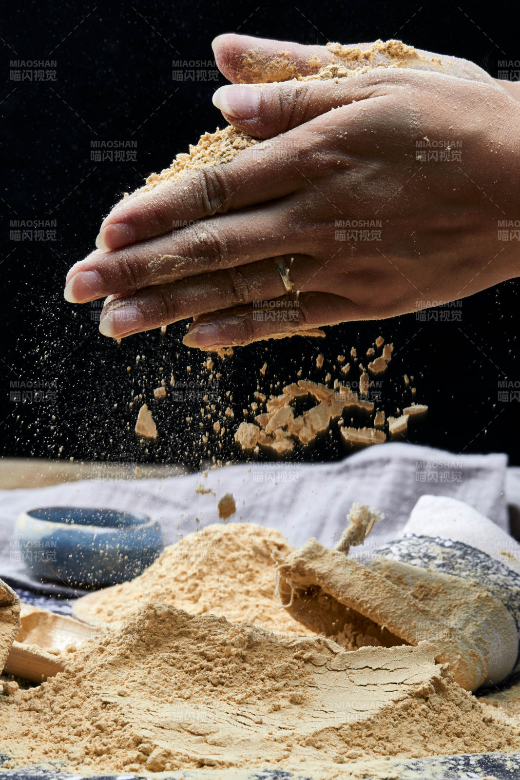 双手揉搓捧起的糊糊面豆糊面图片