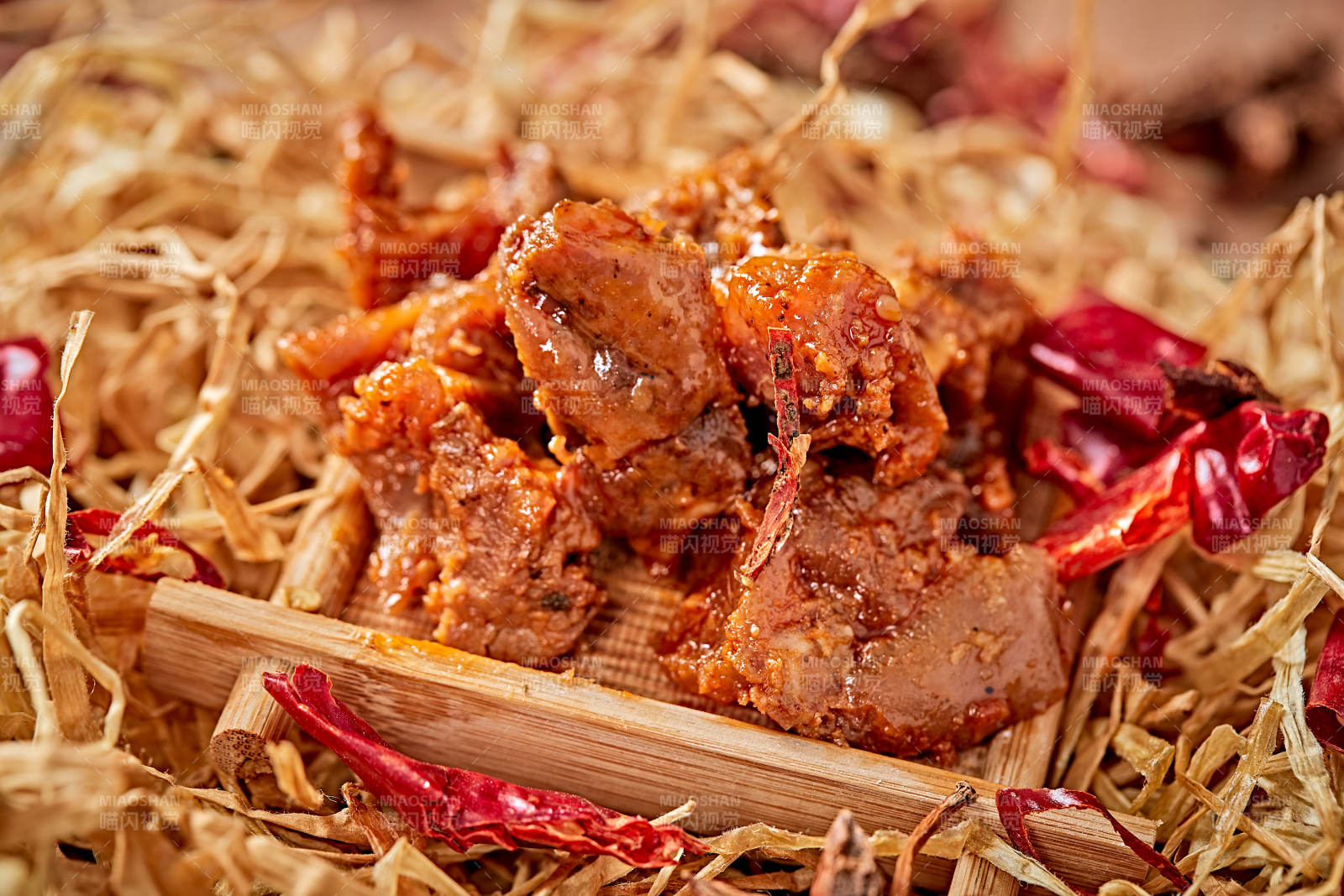 木质背景上摆放的自然香辣牛筋肉图片