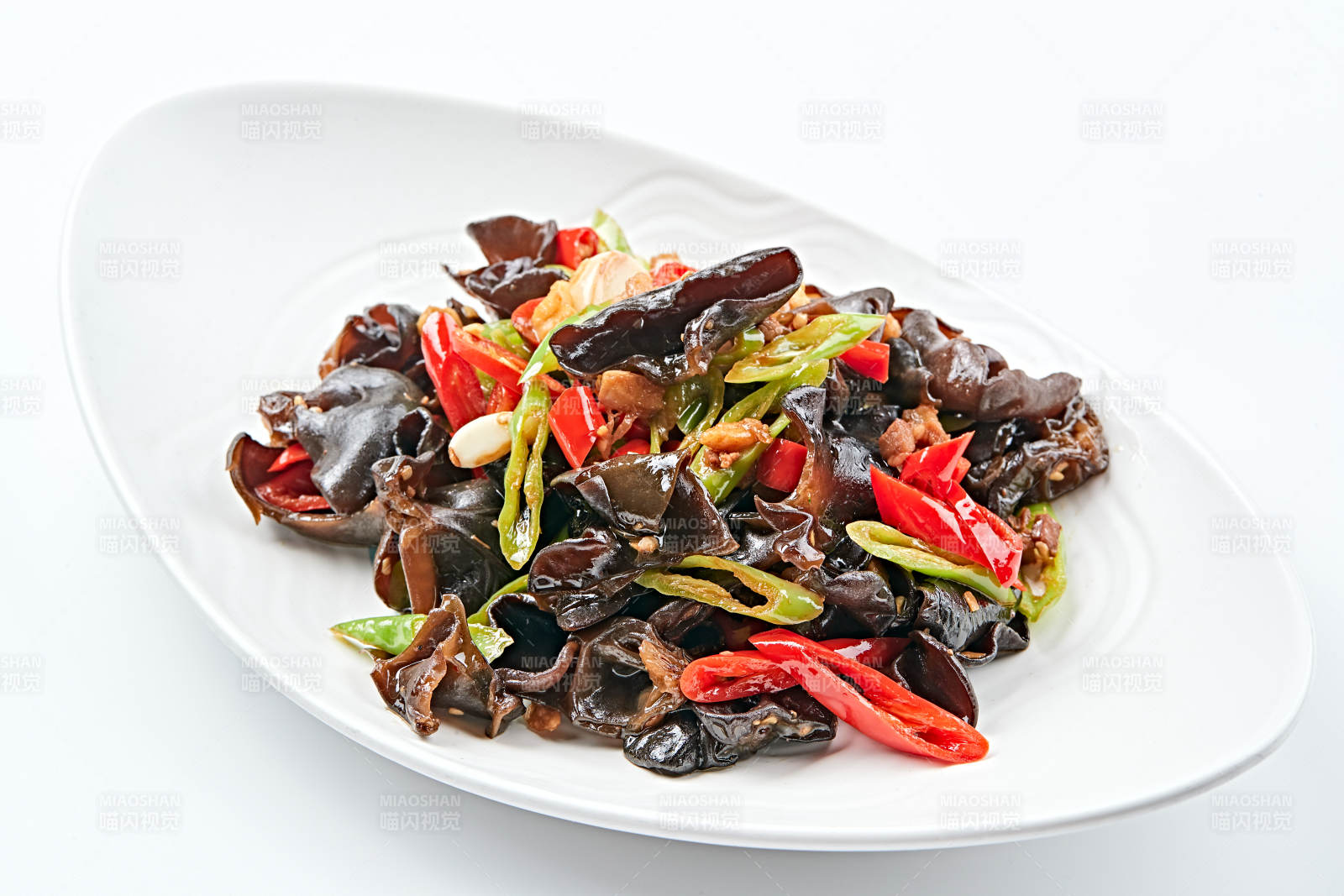 白色瓷盘装的肉沫鲜椒蒜香黑木耳图片