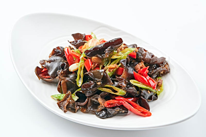 白色瓷盘装的肉沫鲜椒蒜香黑木耳图片