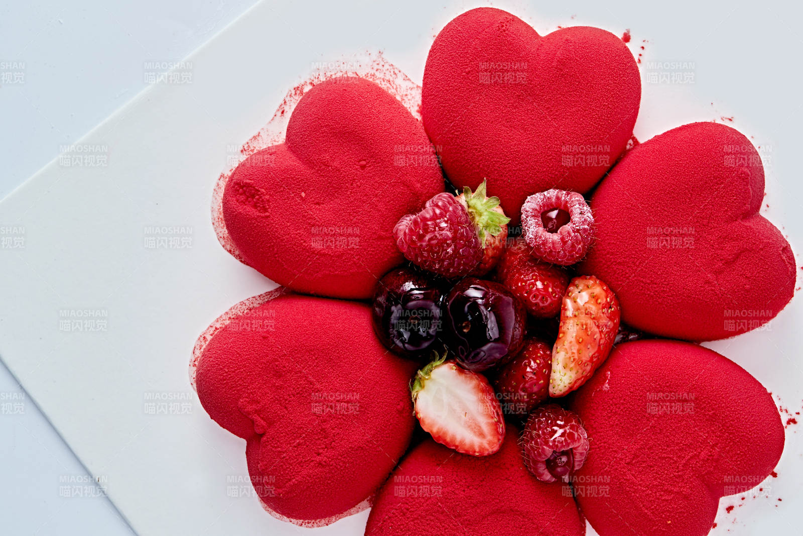 鲜水果抹茶心形奶油慕斯蛋糕图片