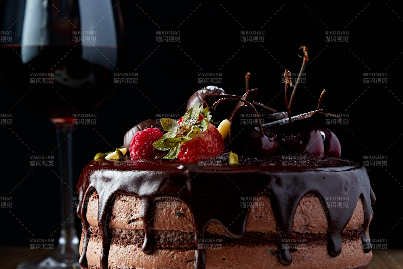 蓝莓草莓车厘子巧克力鲜奶慕斯生日蛋糕图片