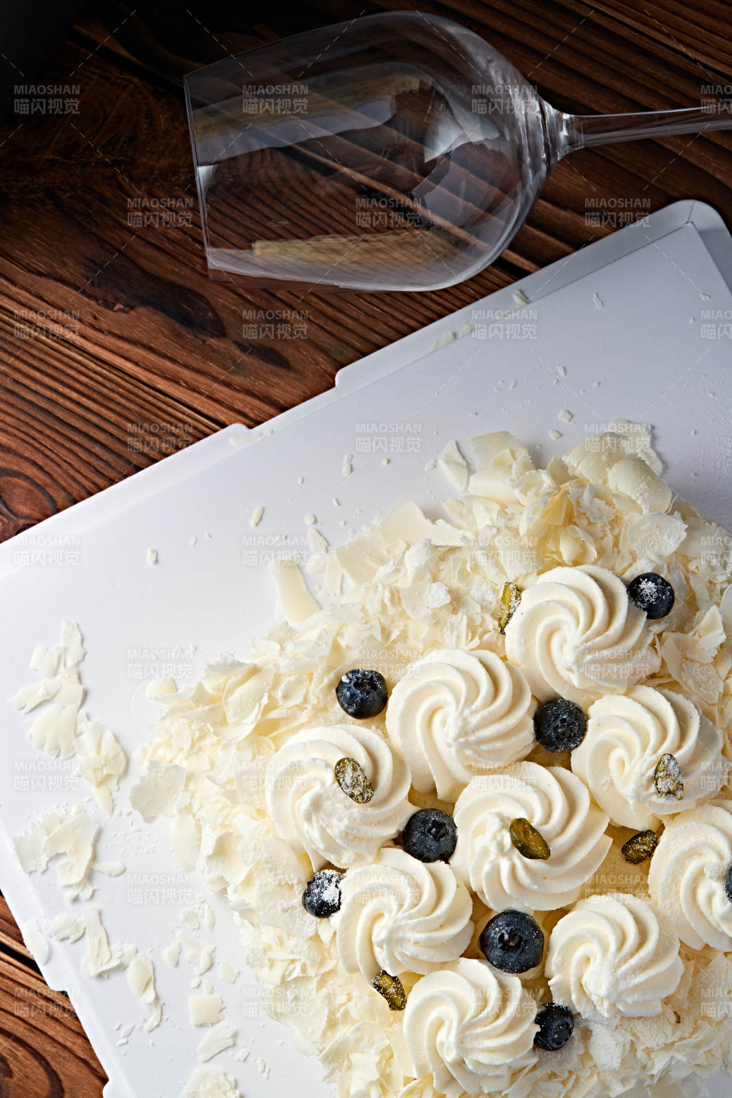 蓝莓白巧克力鲜奶慕斯榴莲蛋糕图片