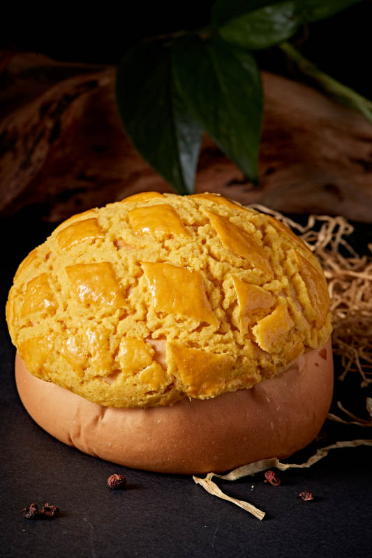 酥皮菠萝包摆放在餐垫上图片