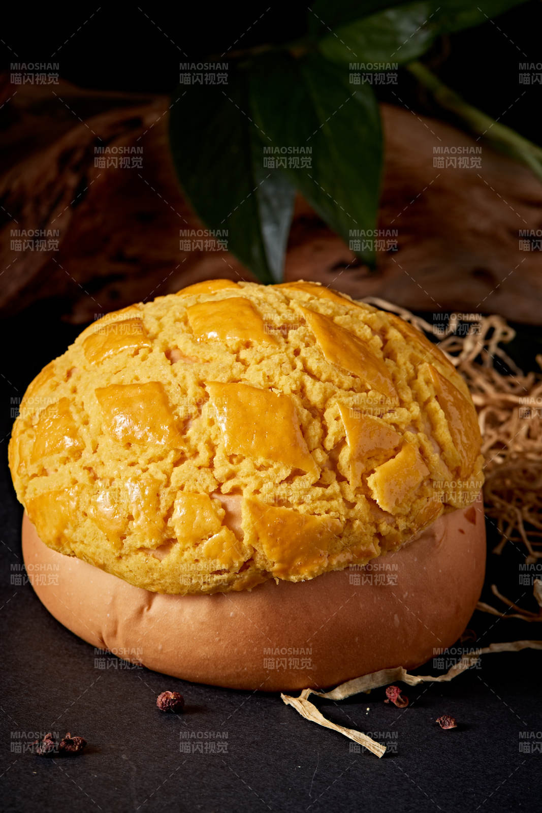 酥皮菠萝包摆放在餐垫上图片