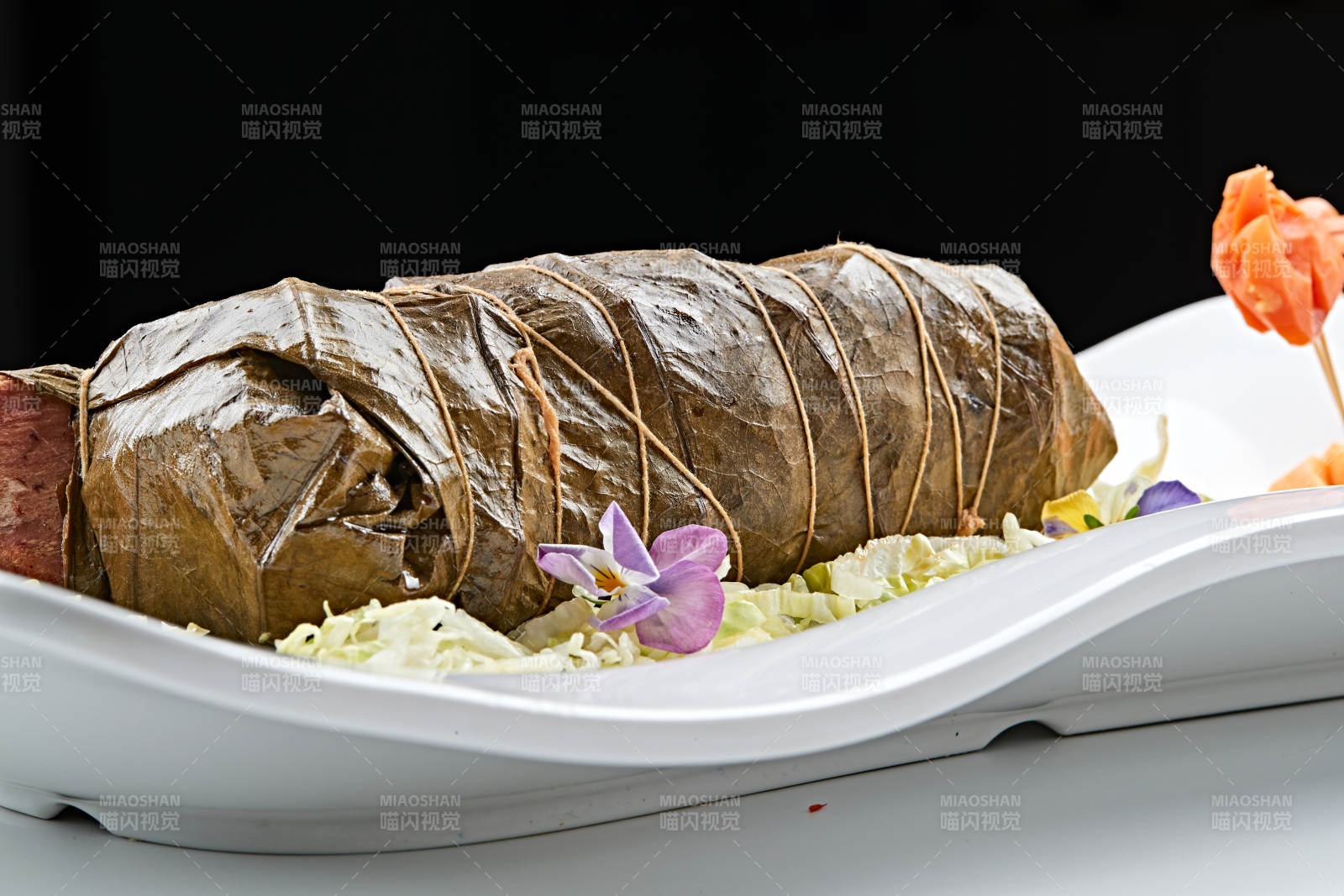 白色瓷盘装的飘香荷叶牛肋排图片