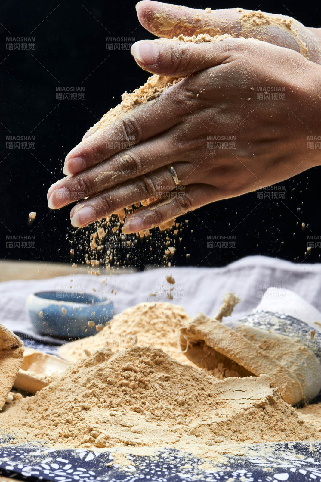 双手揉搓捧起的糊糊面豆糊面图片