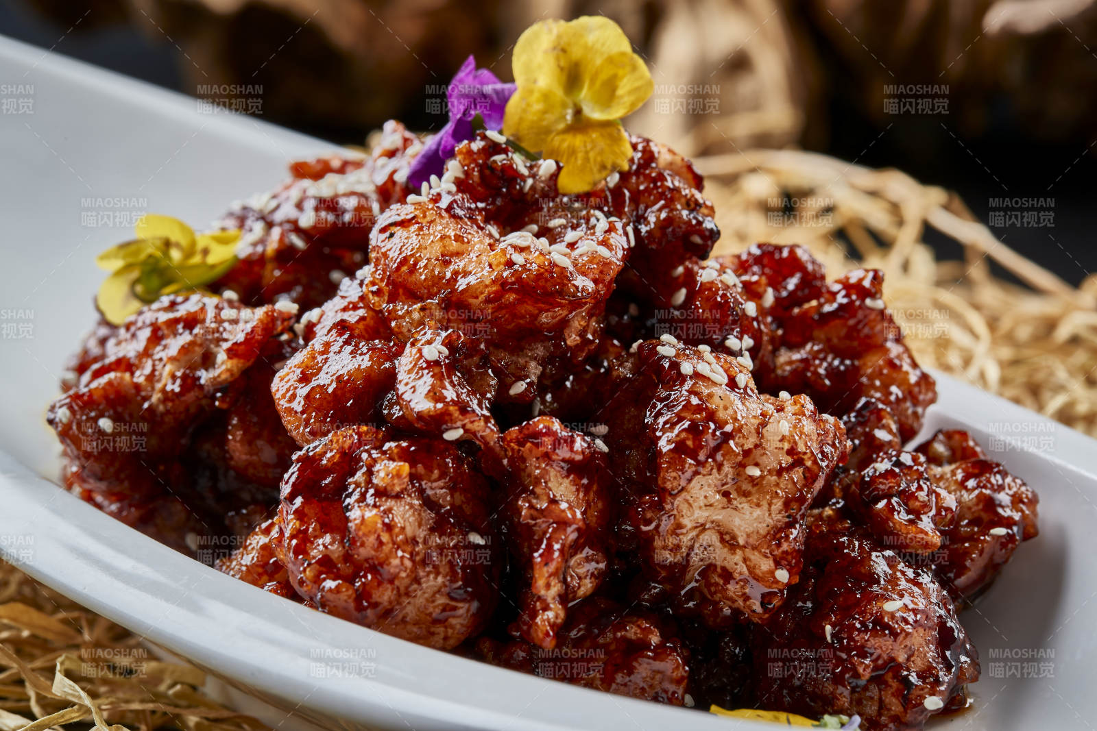 黑色背景上的酱爆鸡里蹦图片