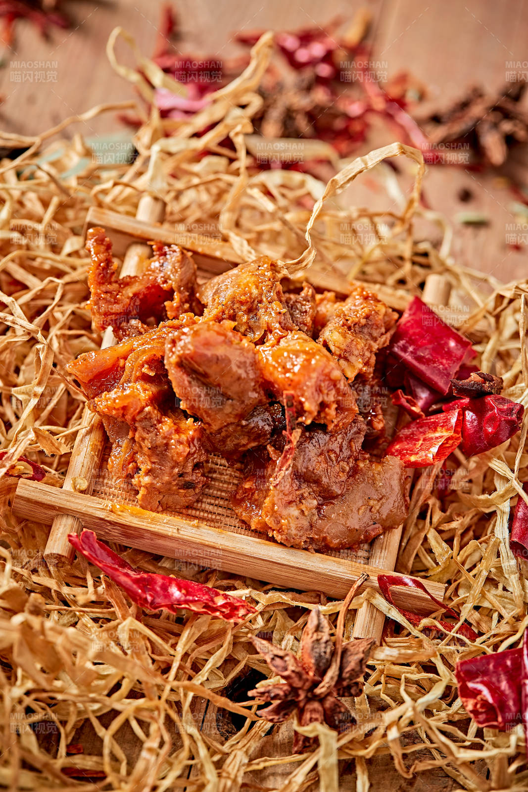 木质背景上摆放的自然香辣牛筋肉图片
