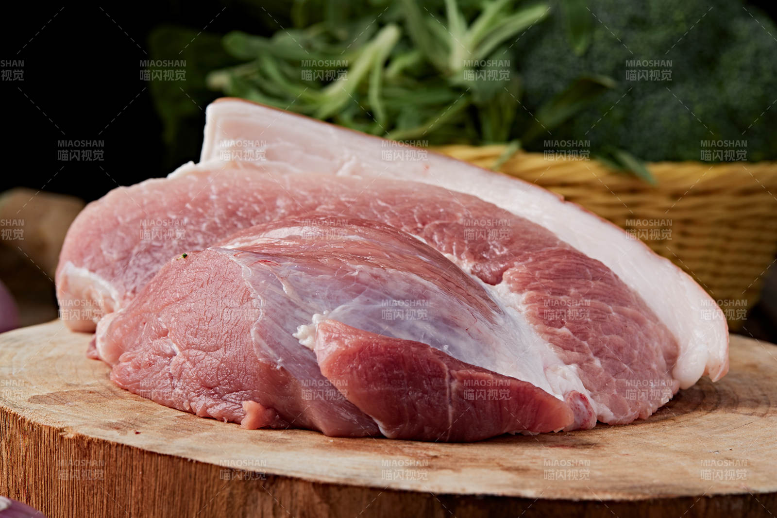 检疫合格的屠宰生鲜猪肉图片
