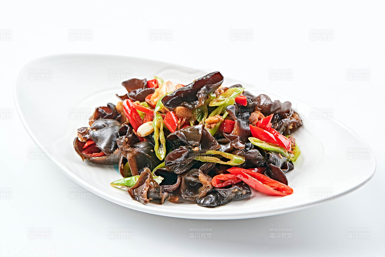 白色瓷盘装的肉沫鲜椒蒜香黑木耳图片