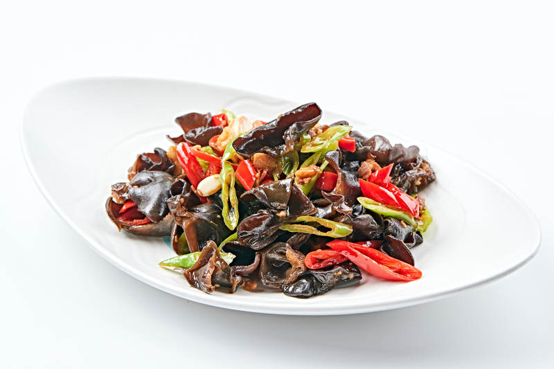 白色瓷盘装的肉沫鲜椒蒜香黑木耳图片