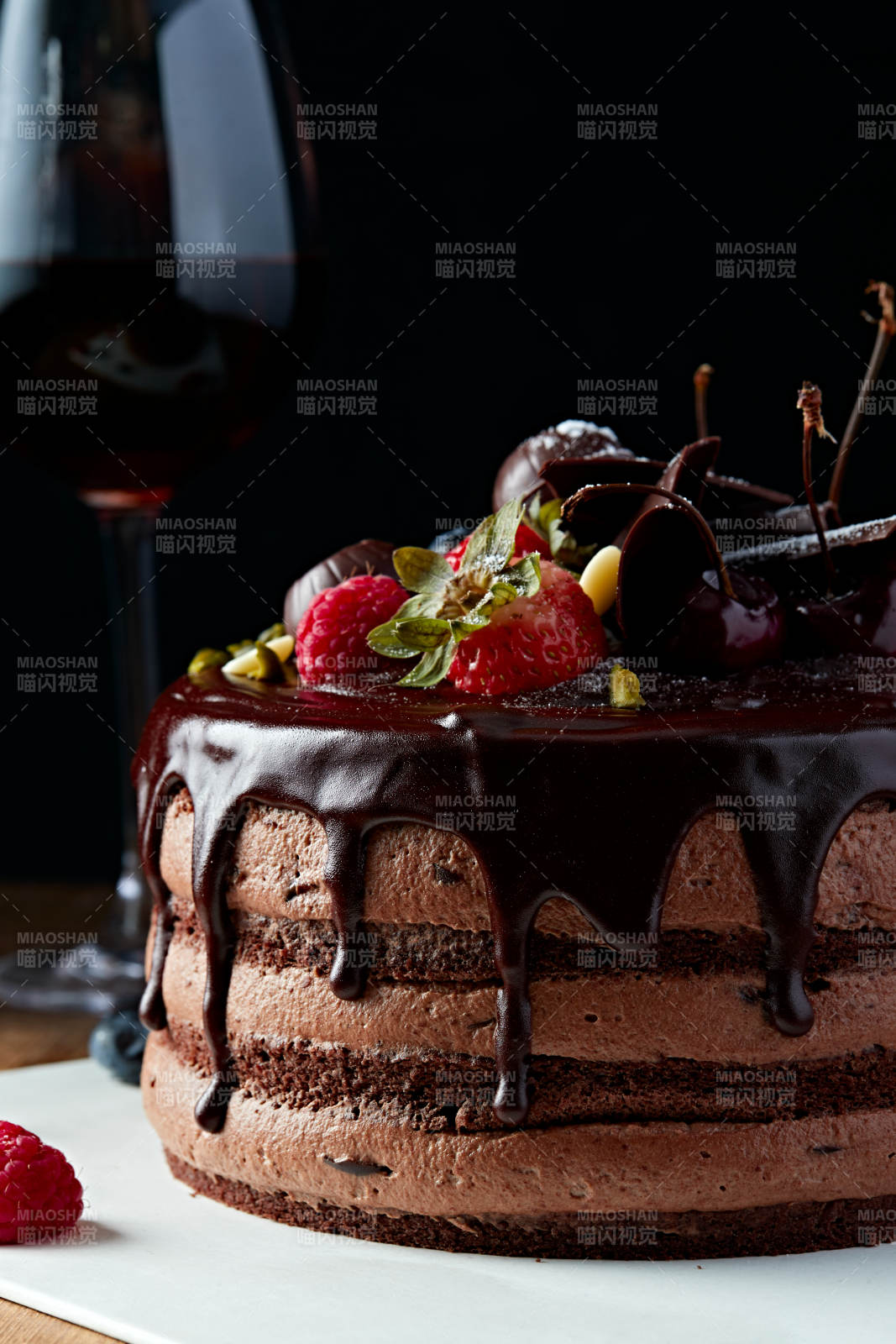 蓝莓草莓车厘子巧克力鲜奶慕斯生日蛋糕图片