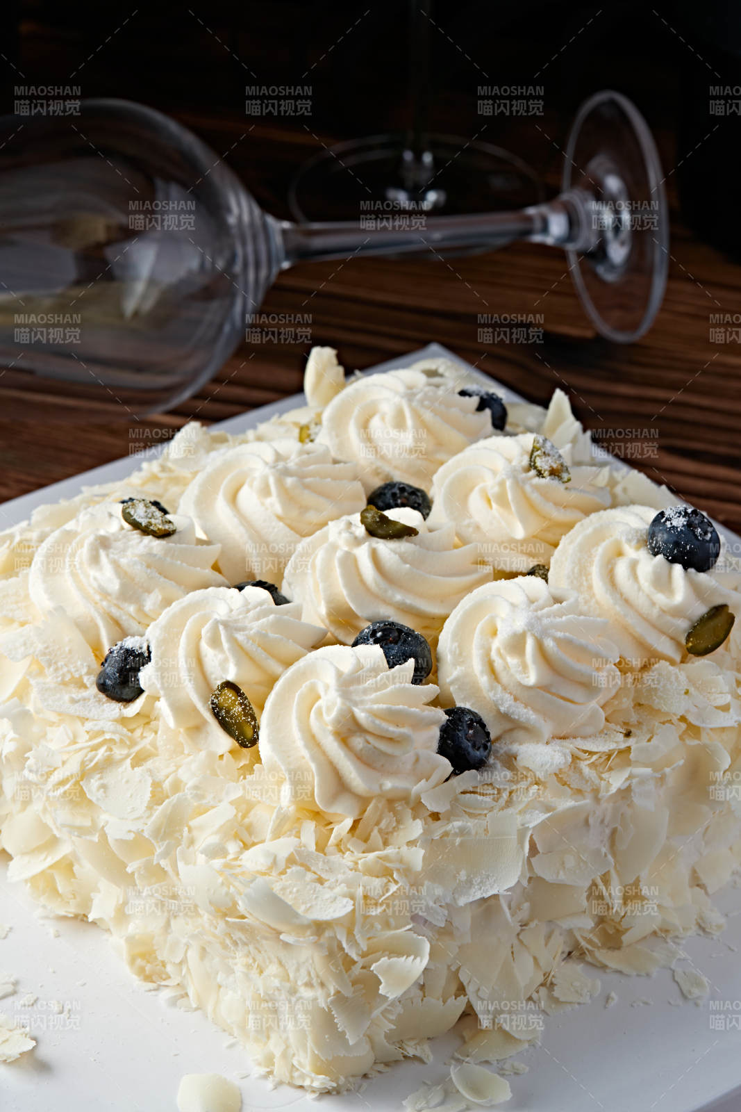 蓝莓白巧克力鲜奶慕斯榴莲蛋糕图片