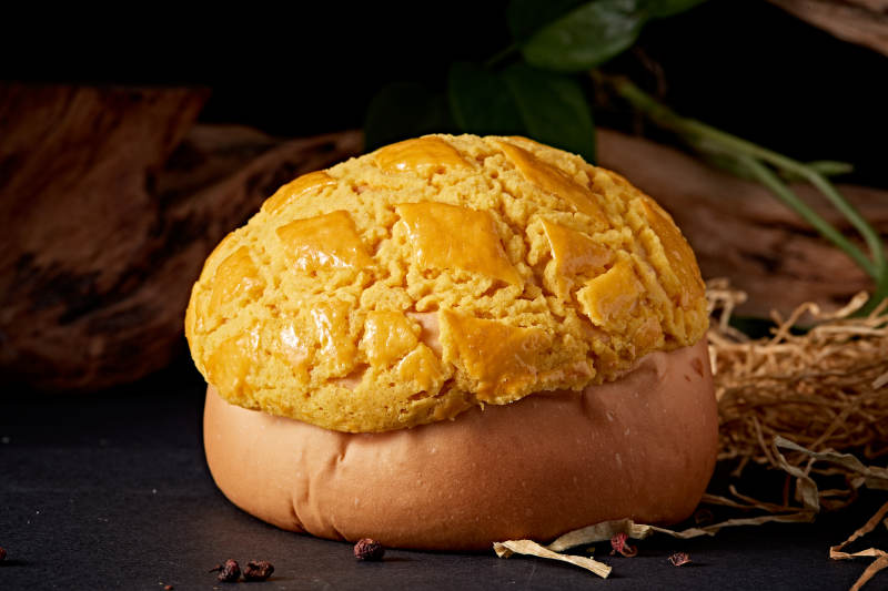 酥皮菠萝包摆放在餐垫上图片