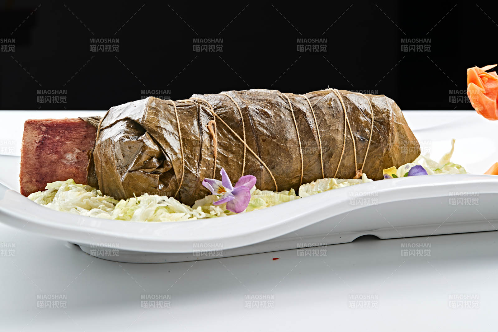 白色瓷盘装的飘香荷叶牛肋排图片