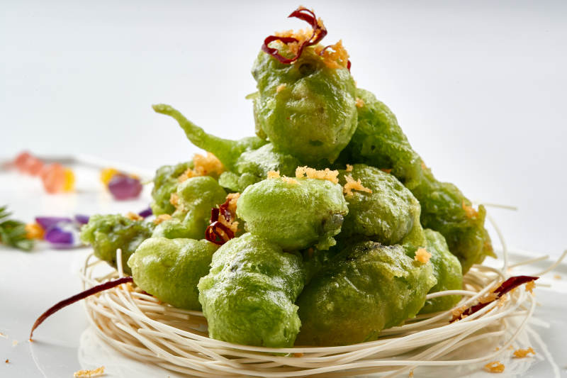 白色瓷盘装的菠菜汁耗肉天妇罗图片