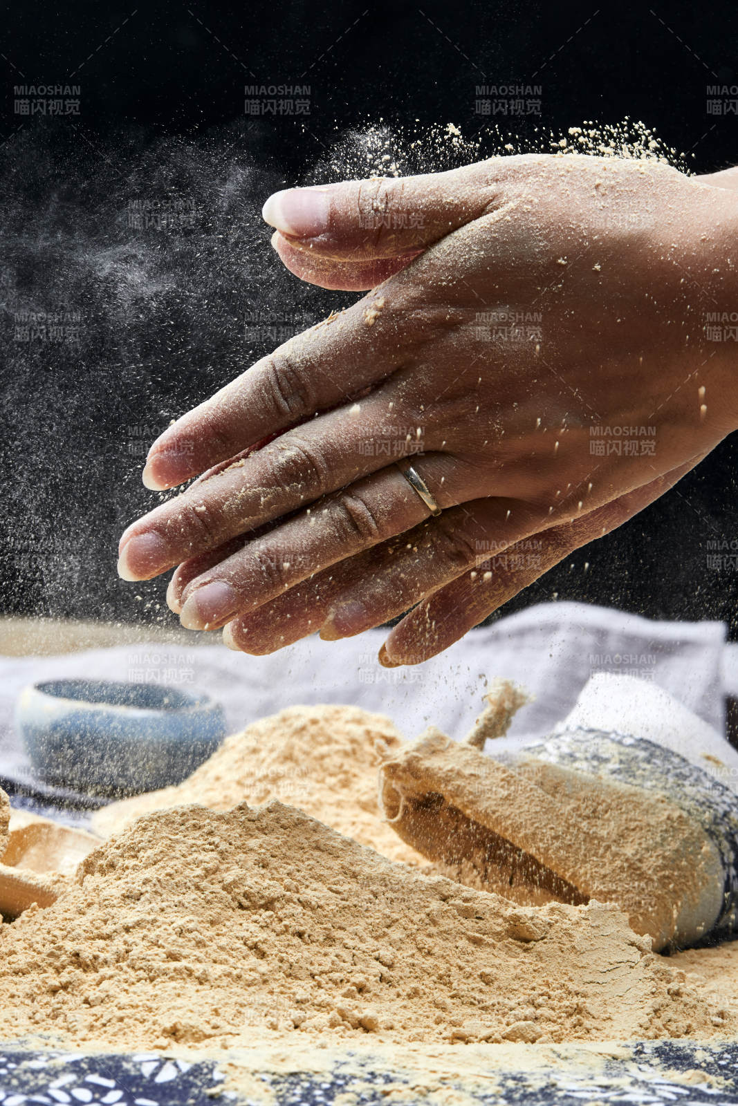 双手揉搓捧起的糊糊面豆糊面图片