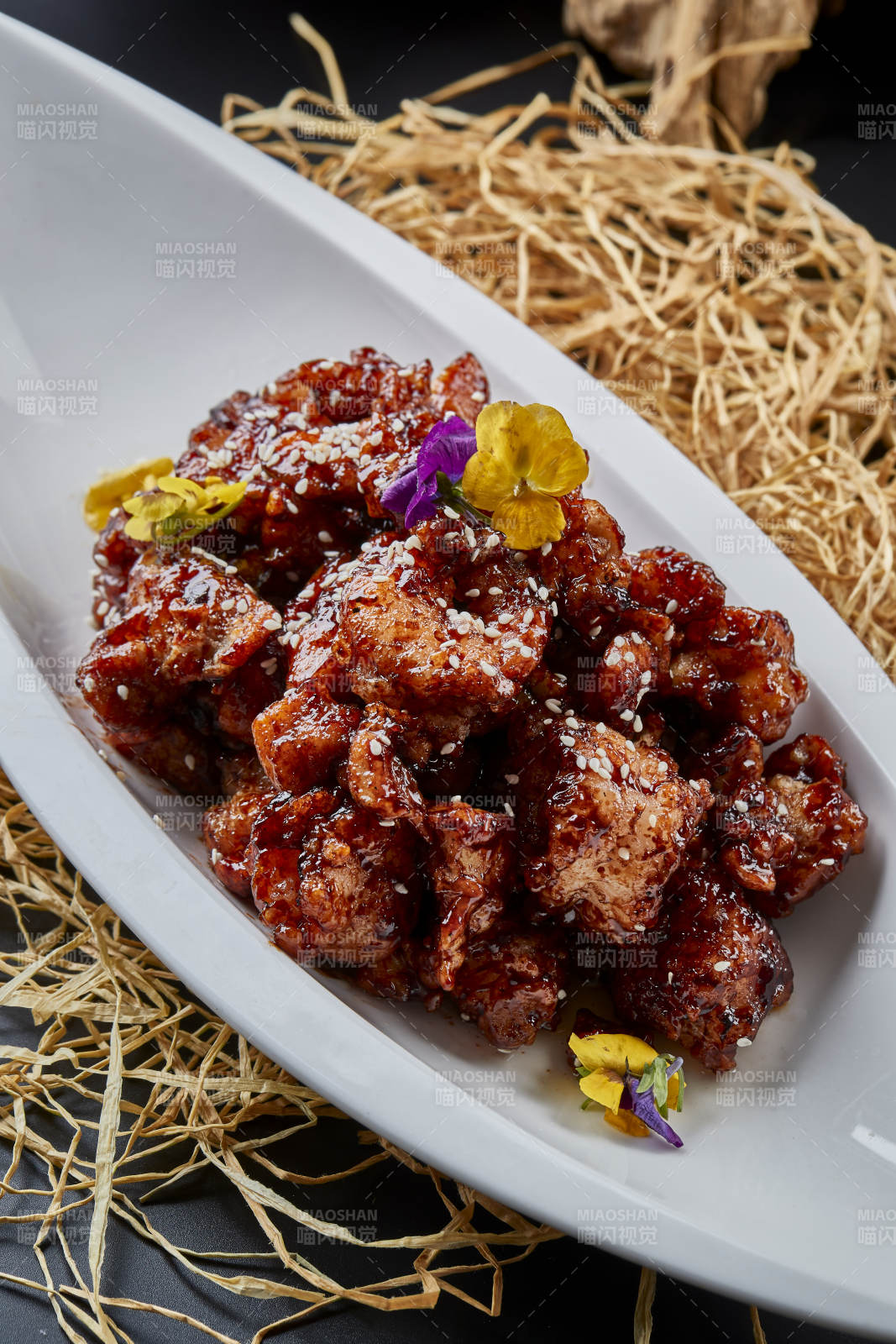 黑色背景上的酱爆鸡里蹦图片