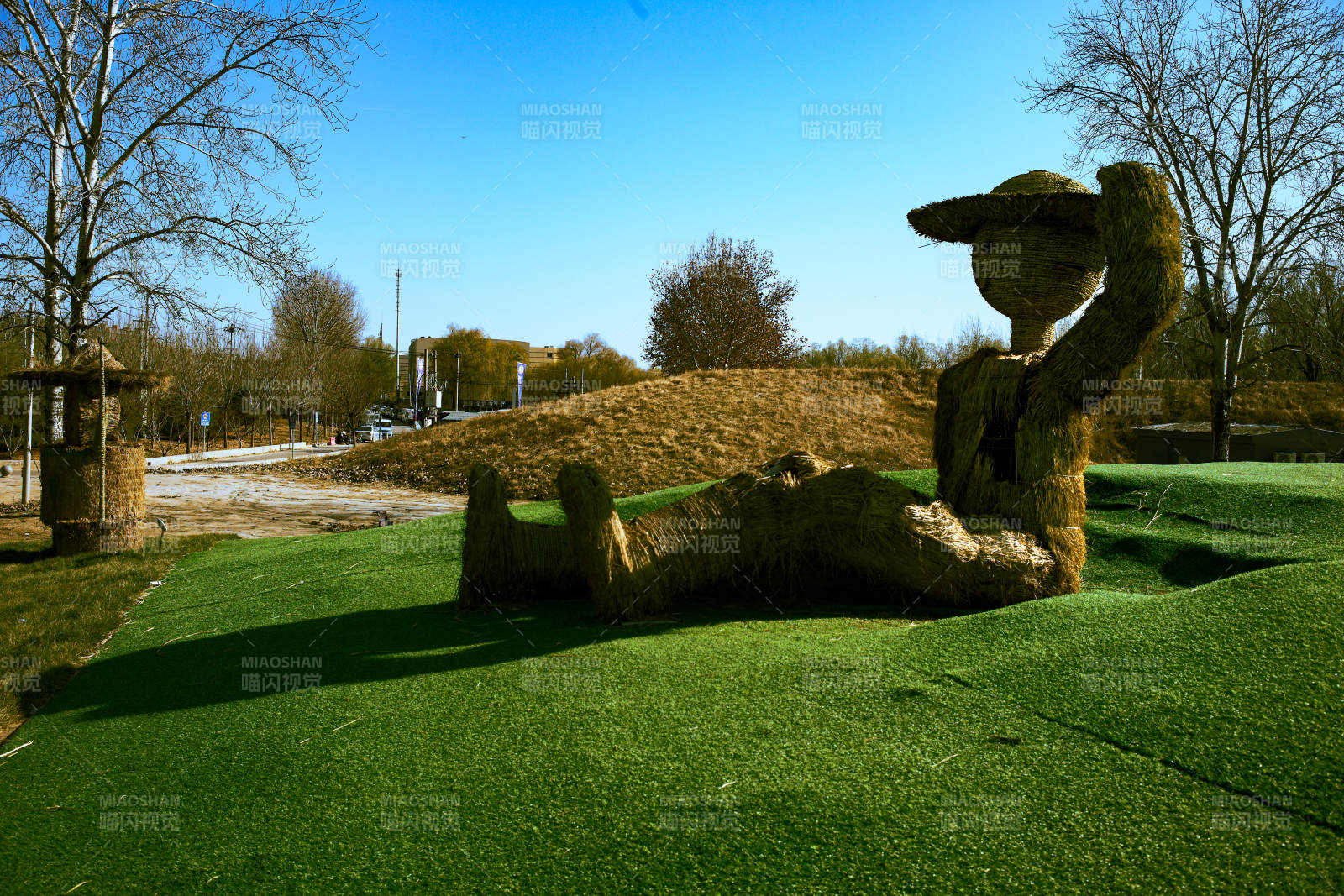 北京海淀稻香花海—草雕农夫晒太阳图片