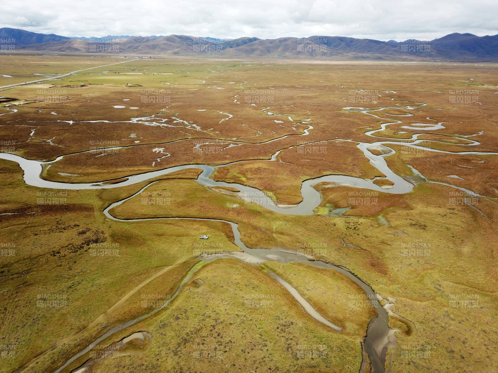 甘南蜿蜒河流草原风光图片