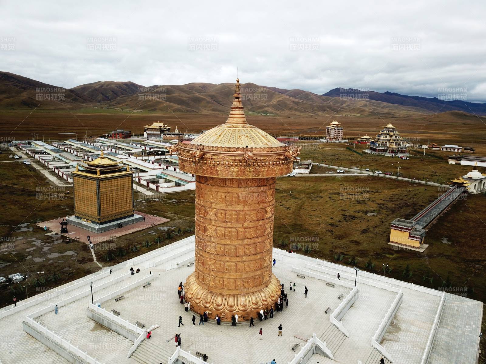 甘南金色佛塔矗立草原图片