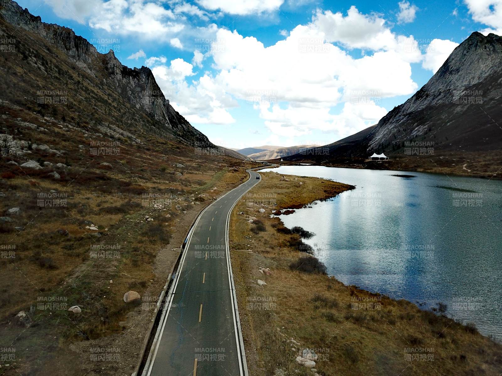 年宝叶则山路湖光图片