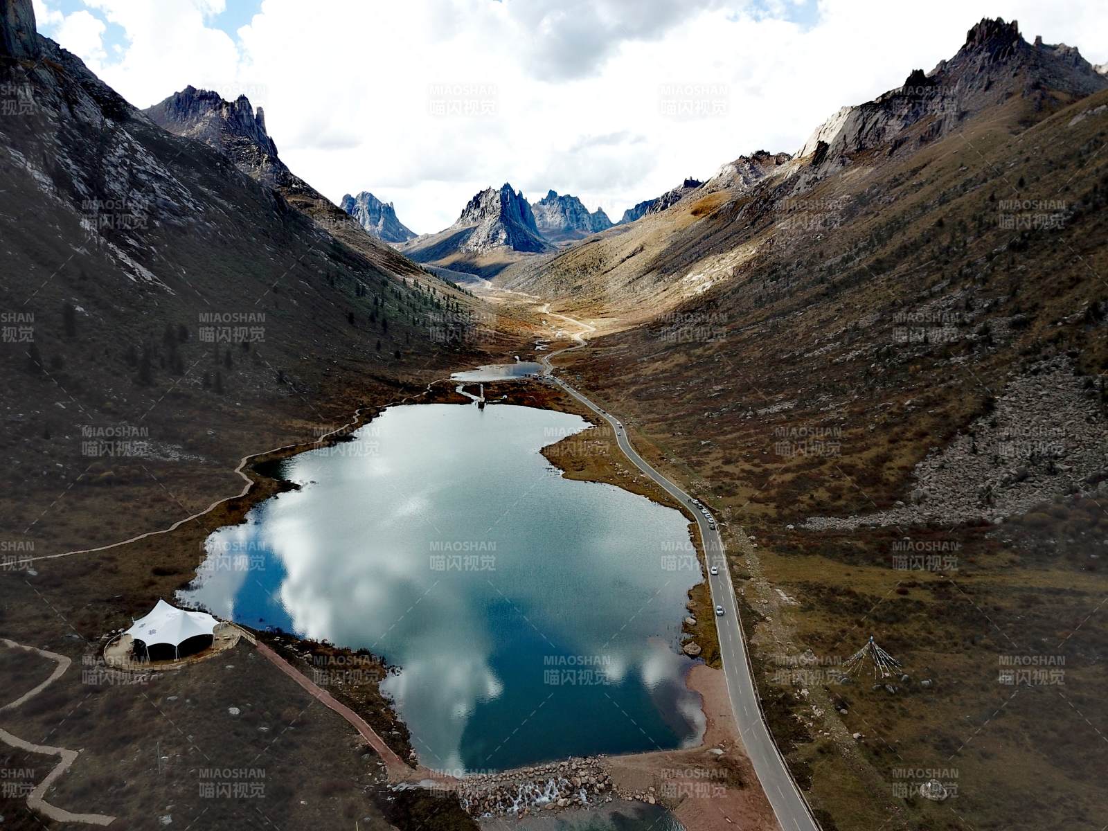 年宝叶则高山湖景如画图片