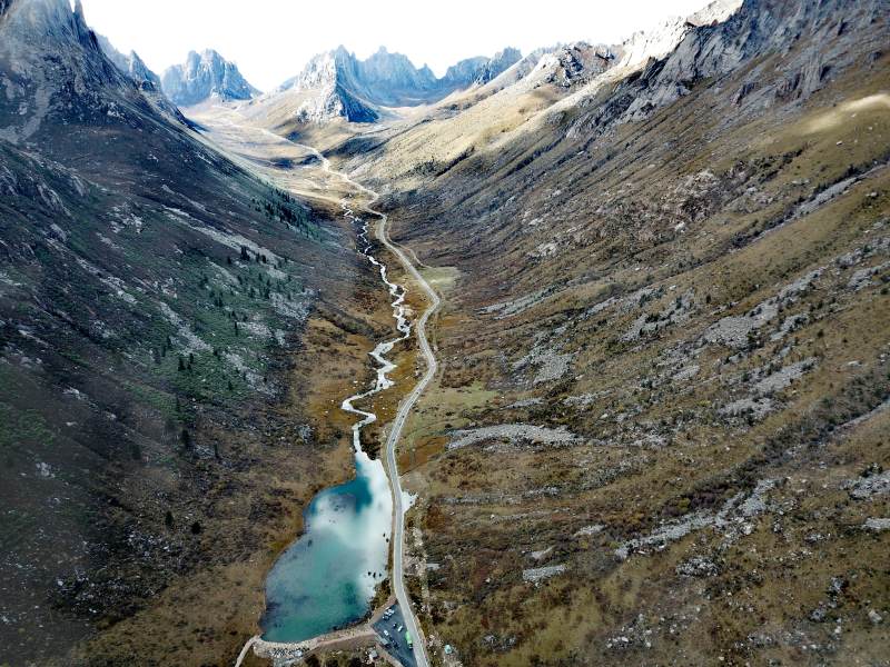 年宝叶则高山峡谷溪流图图片