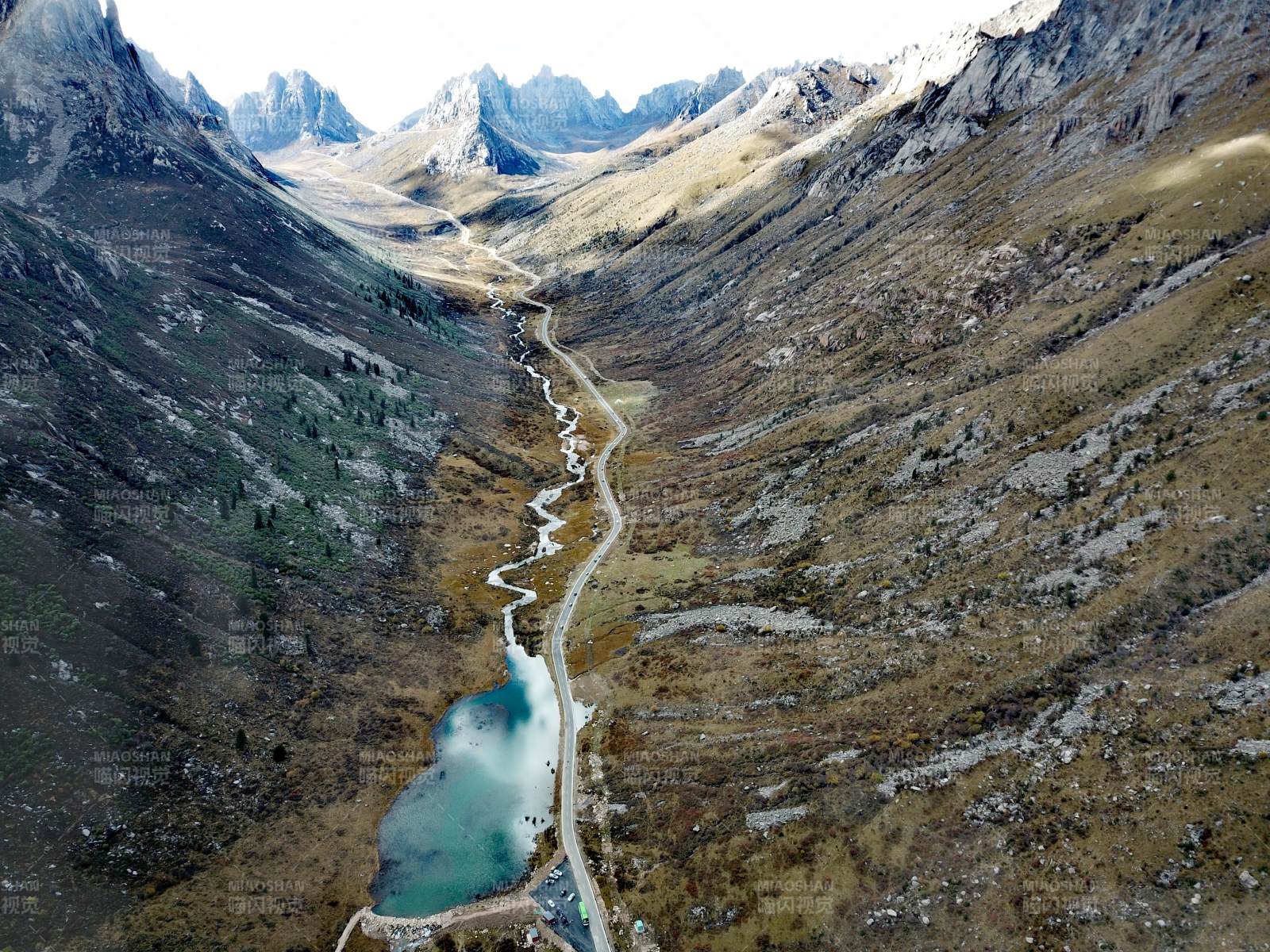 年宝叶则高山峡谷溪流图图片