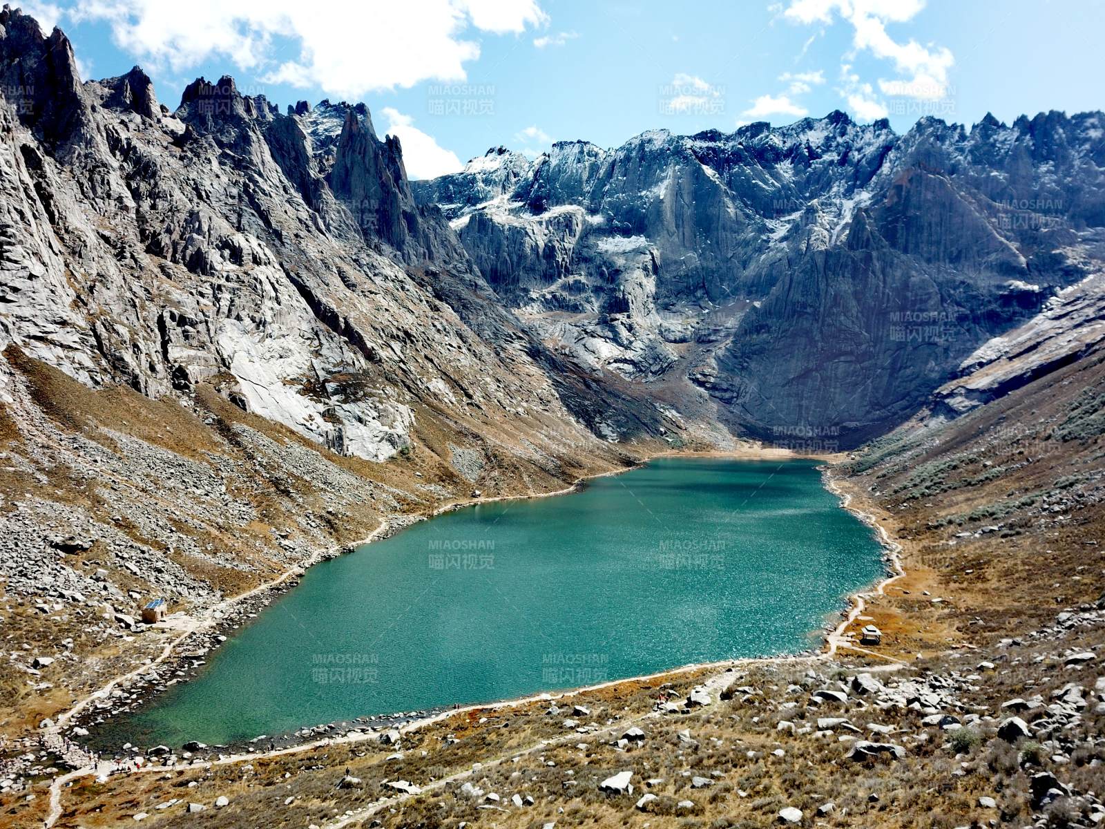 甘南 年宝叶则高山碧湖映群峰图片