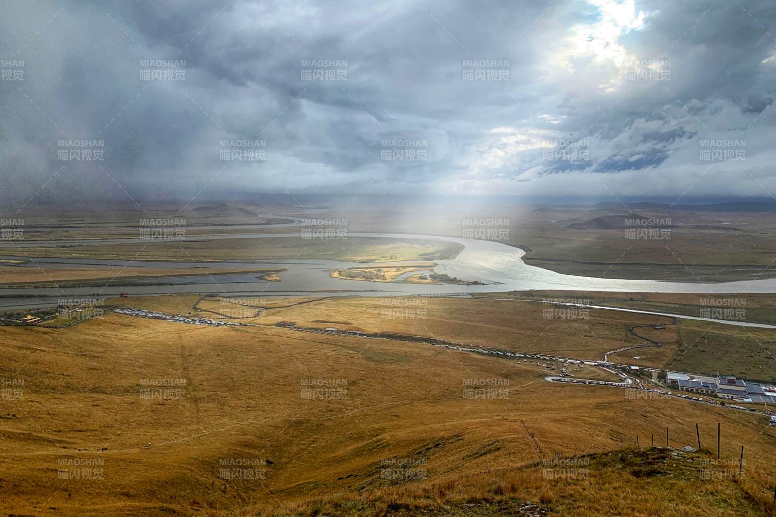 甘南草原上的河流与云影图片