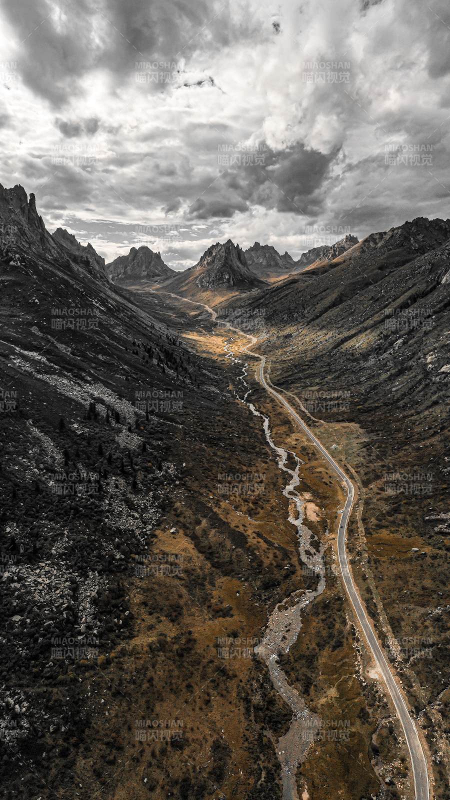 甘南 年宝叶则山间蜿蜒之路图片