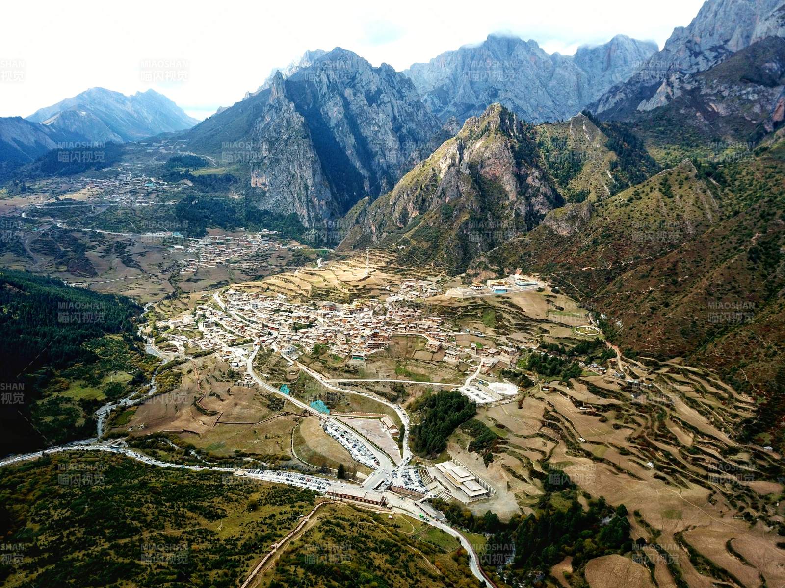 甘南山谷小镇风光图片