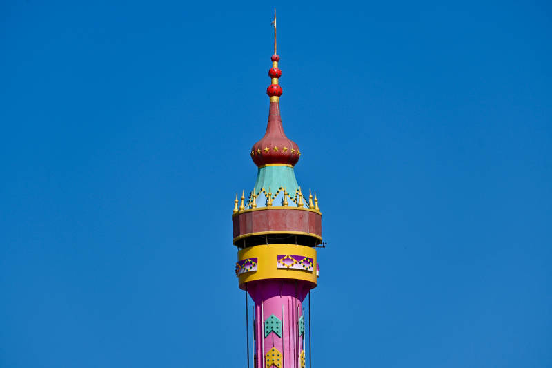 园博园童话塔尖映蓝天图片