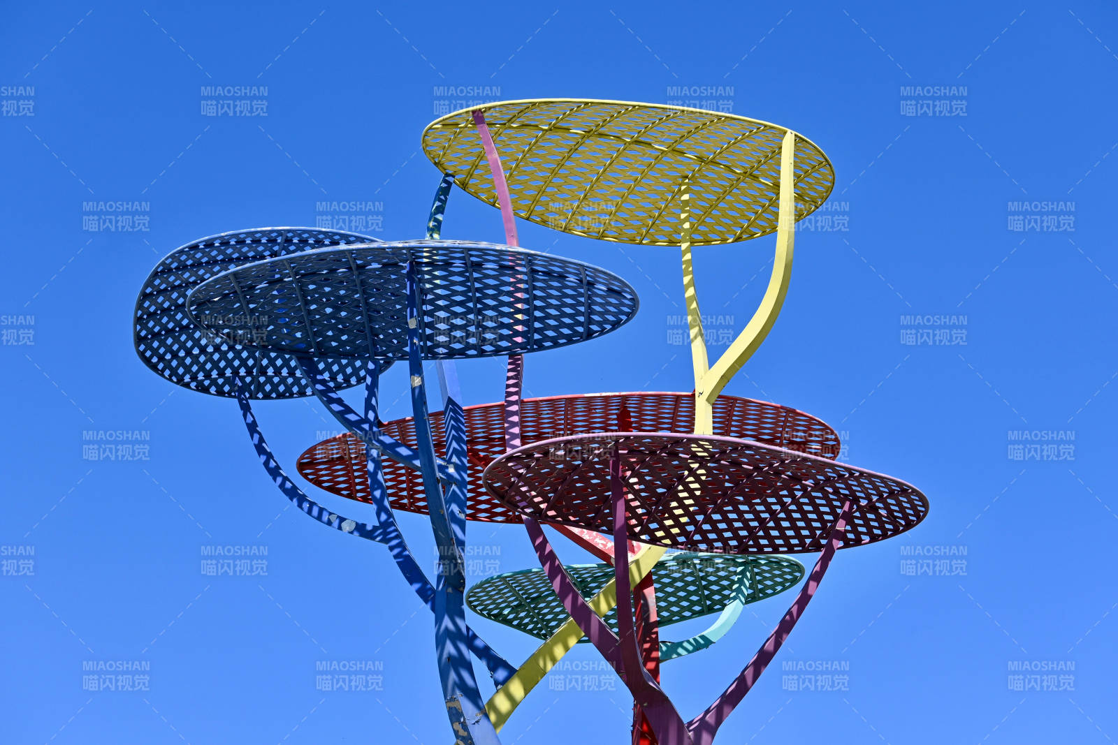 彩色金属树雕塑图片